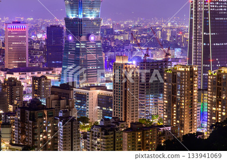 從觀景台上可以欣賞台北美麗的夜景。 從觀景台上可以欣賞台北美麗的夜景。 133941069