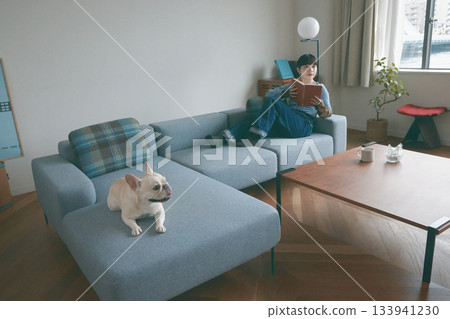 狗狗和女人在沙發上放鬆 133941230