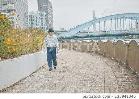 一個女人遛狗 133941340