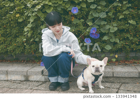一個女人遛狗 133941348