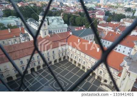 從聖約翰教堂鐘樓眺望維爾紐斯大學校園 133941401