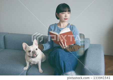 女人和狗在沙發上放鬆 133941541