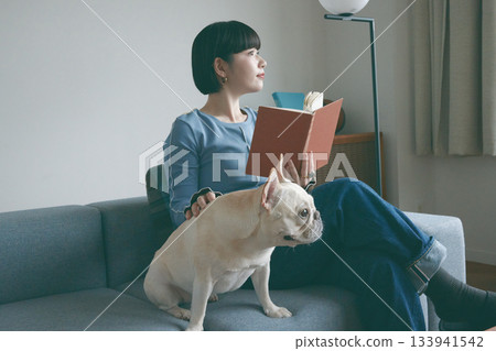 女人和狗在沙發上放鬆 133941542