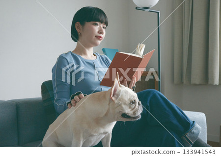 女人和狗在沙發上放鬆 133941543