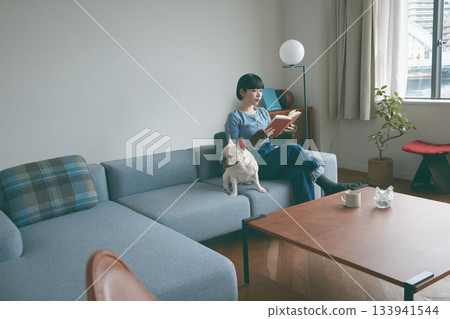 女人和狗在沙發上放鬆 133941544