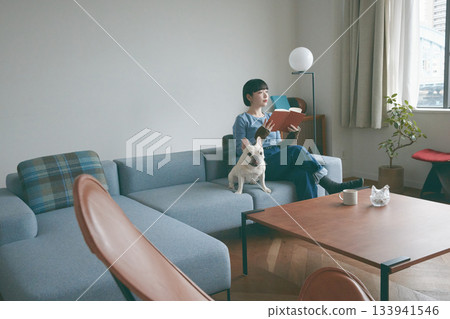 女人和狗在沙發上放鬆 女人和狗在沙發上放鬆 133941546