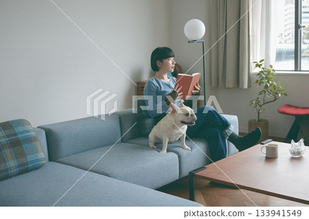 女人和狗在沙發上放鬆 133941549