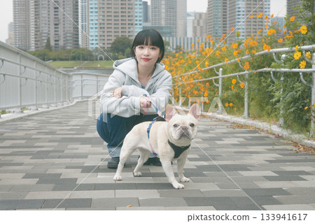 一個女人遛狗 133941617