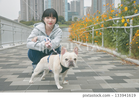 一個女人遛狗 133941619