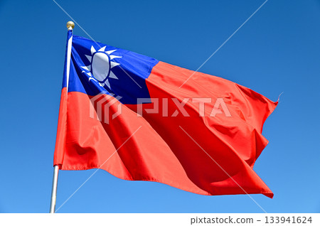 台灣旗幟在藍天中飄揚 台灣旗幟在藍天中飄揚 133941624