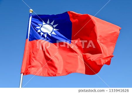台灣旗幟在藍天中飄揚 台灣旗幟在藍天中飄揚 133941626