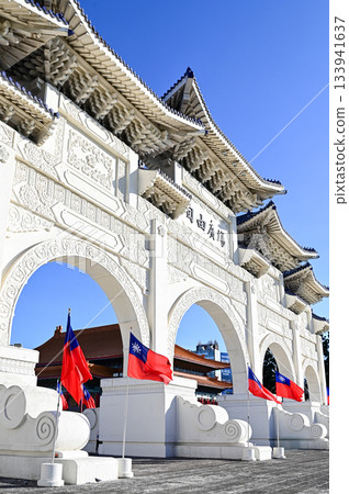 台灣旗幟在藍天中飄揚 133941637