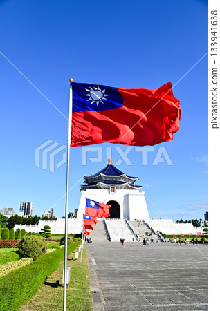 台灣旗幟在藍天中飄揚 台灣旗幟在藍天中飄揚 133941638