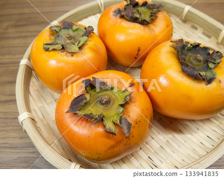 漏勺裡裝著路邊長出來的柿子。 漏勺裡裝著路邊長出來的柿子。 133941835