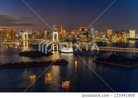 [Tokyo] Rainbow Bridge and Houseboat Twilight 133941900