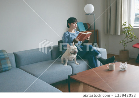 女人和狗在沙發上放鬆 133942058