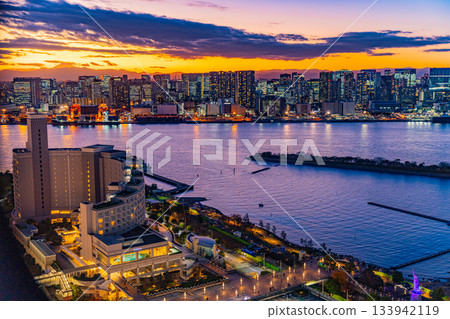 【東京】從台場眺望芝浦的黃昏夜景 133942119