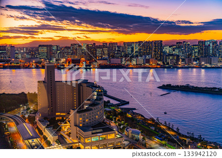 【東京】從台場眺望芝浦的黃昏夜景 133942120