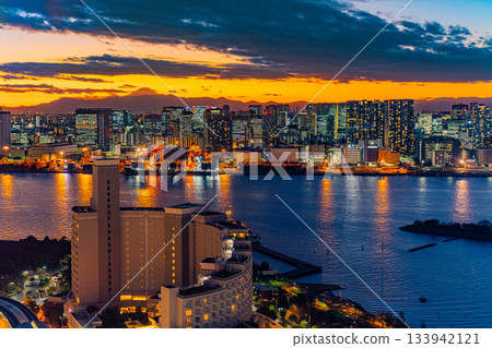 【東京】從台場眺望芝浦的黃昏夜景 133942121