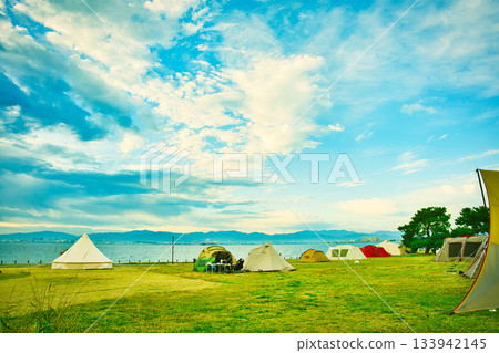 海邊露營地與藍天美景 | 戶外、帳篷、夏季休閒 海邊露營地與藍天美景 | 戶外、帳篷、夏季休閒 133942145