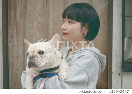 抱著狗的女人 133942407