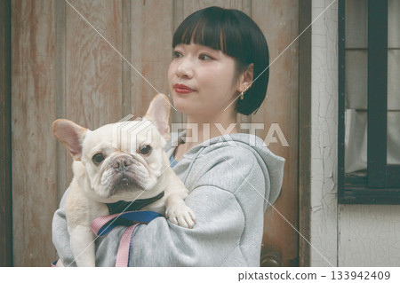 抱著狗的女人 抱著狗的女人 133942409