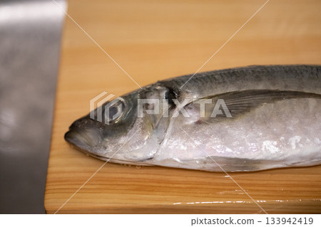 砧板上的大竹莢魚圖片（庫存照片） 133942419