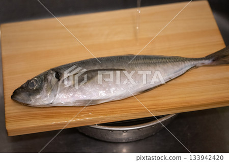 砧板上的大竹莢魚圖片(庫存照片) 砧板上的大竹莢魚圖片(庫存照片) 133942420