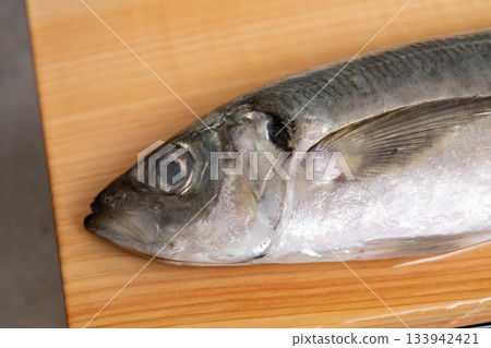砧板上的大竹莢魚圖片(庫存照片) 砧板上的大竹莢魚圖片(庫存照片) 133942421