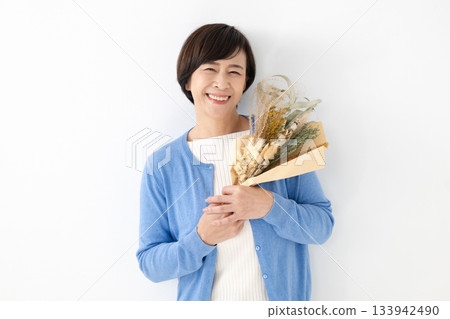 有乾燥花的一名婦女 133942490