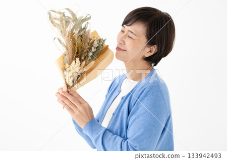 有乾燥花的一名婦女 有乾燥花的一名婦女 133942493