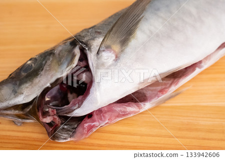 一條大竹莢魚的鰓和內臟已被取出(庫存照片) 一條大竹莢魚的鰓和內臟已被取出(庫存照片) 133942606