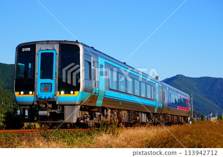 宇和海特快列車在湛藍的天空下行駛 133942712