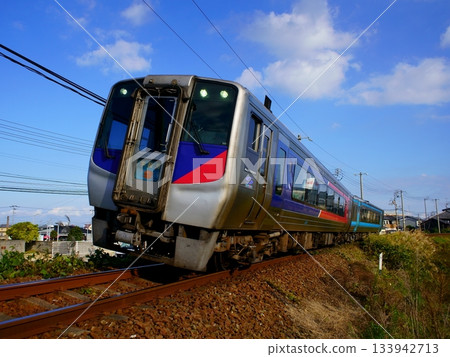 從低角度拍攝的兩節車廂的宇和海特快列車 133942713