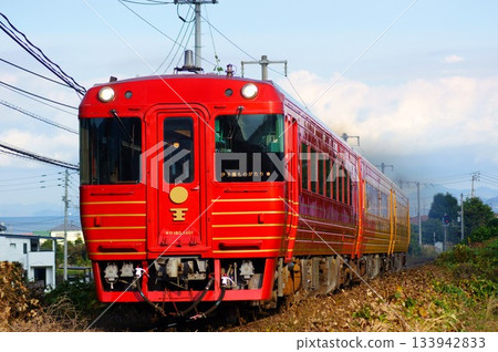 伊夜灘快車從草原盡頭駛來。 133942833