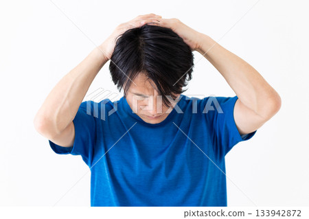 一位身穿T恤的中年男子正在做頸部伸展運動 133942872