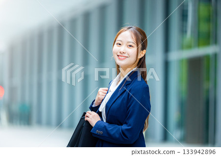 一個女人努力尋找工作 133942896