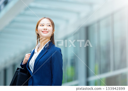 一個女人努力尋找工作 133942899