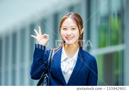 一個女人努力尋找工作 133942901