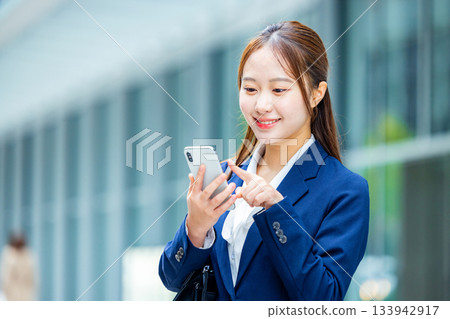 年輕的商界女強人 133942917