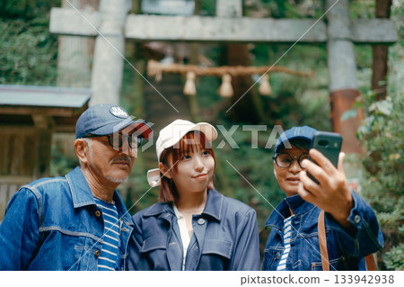 一家三口在神社鳥居前用智慧型手機自拍,畫面溫馨感人。 一家三口在神社鳥居前用智慧型手機自拍,畫面溫馨感人。 133942938