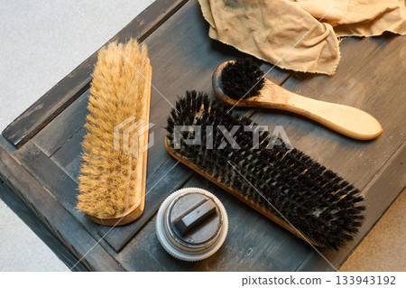 Shoe brushes on a black trunk 133943192