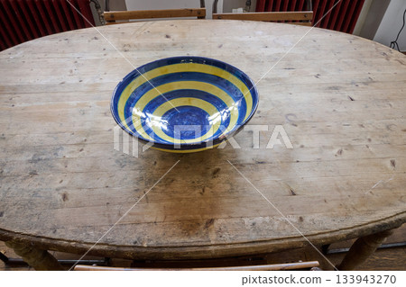 ovale interior table and empty salad bowl ovale interior table and empty salad bowl 133943270