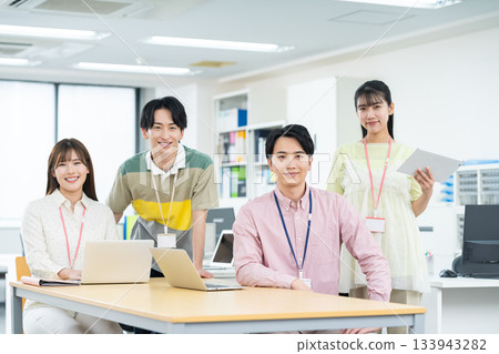 在辦公室工作的年輕工程師 133943282