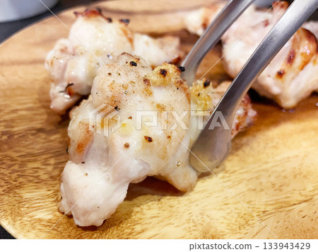 Grilled chicken wings, fragrant and perfectly grilled chicken. Grilled chicken wings, fragrant and perfectly grilled chicken. 133943429