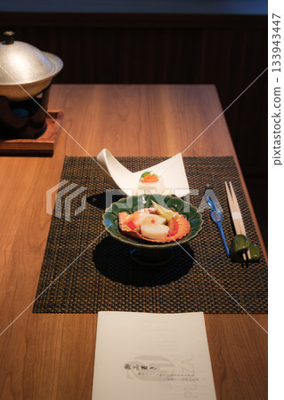 日式旅館開胃菜 | 扇貝配時令蔬菜和水煮豆腐 | 日本料理/懷石料理 日式旅館開胃菜 | 扇貝配時令蔬菜和水煮豆腐 | 日本料理/懷石料理 133943447