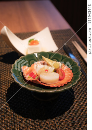 日式旅館開胃菜 | 扇貝配時令蔬菜和水煮豆腐 | 日本料理/懷石料理 日式旅館開胃菜 | 扇貝配時令蔬菜和水煮豆腐 | 日本料理/懷石料理 133943448