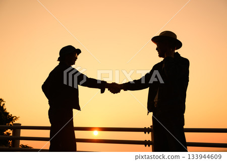日落時分握手的剪影 133944609