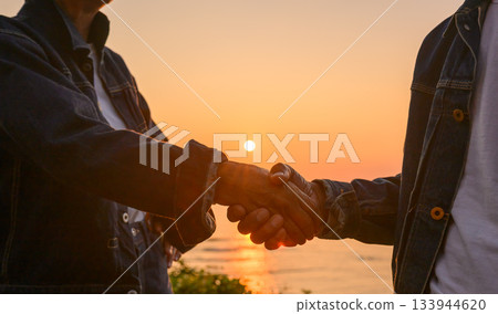 老人家與落日握手 133944620