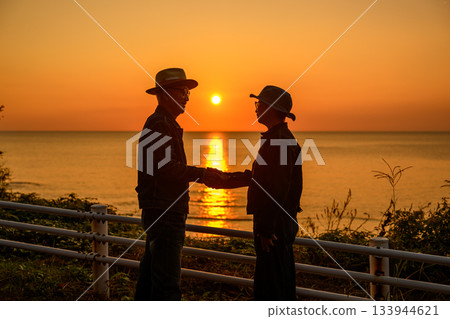 日落海握手 133944621